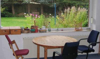 Therapietisch mit Ausblick in den Garten
